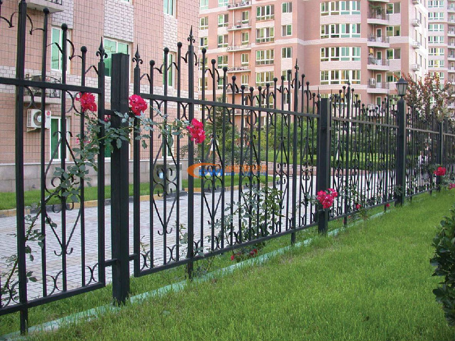 黑鋅鋼圍墻護(hù)欄廠家需要有自己安裝團(tuán)隊(duì)？